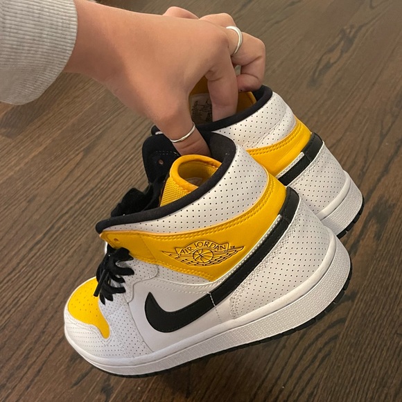 Women’s Nike Air Jordan 1. Size 9.5 - Picture 3 of 3